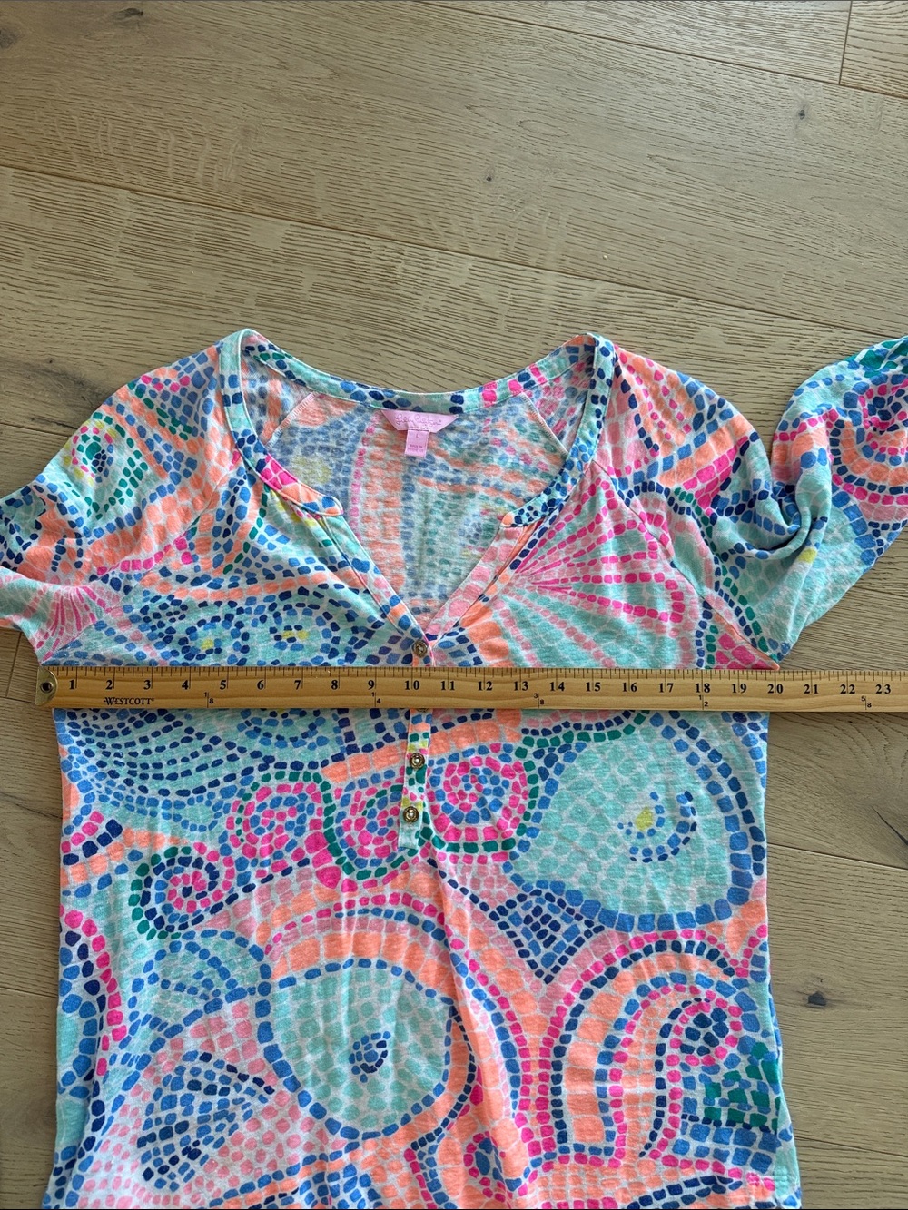Lilly Pulitzer Egret Linen Henley Top Tile Wave Size Large Colorful 3/4 Sleeves - Picture 3 of 7